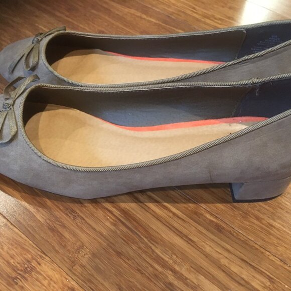 Jessica Brand 8M Taupe Faux- Suede Flats with bow (approx 1.4" heel) - Picture 3 of 8